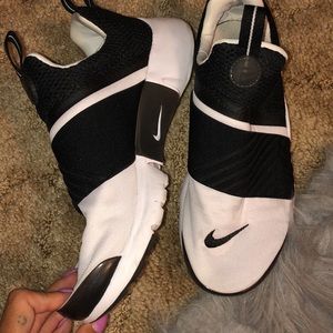 Nike sneakers youth size 5 women’s size 7